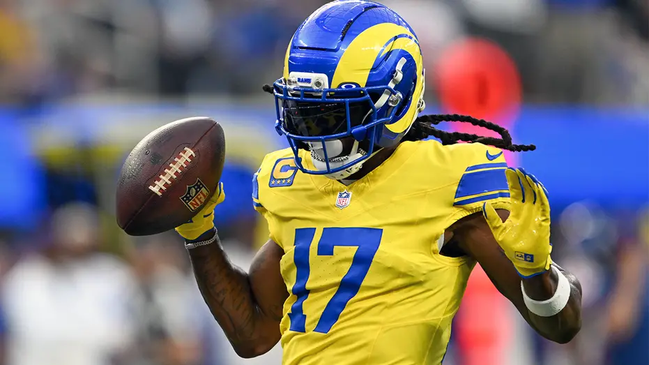 Davante Adams mostrou o Cartão Roxo do Taco Bell, um item exclusivo do fast food, dizendo que ele permite comprar até 7…