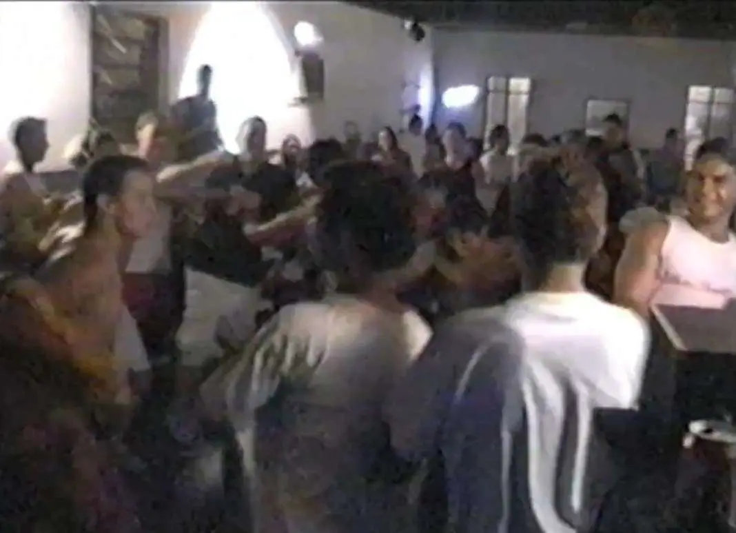 Flávio Bolsonaro em roda punk no 1º show do Forfun, no Rio de Janeiro, em 17 de março de 2001. Ver a presença dele e do…