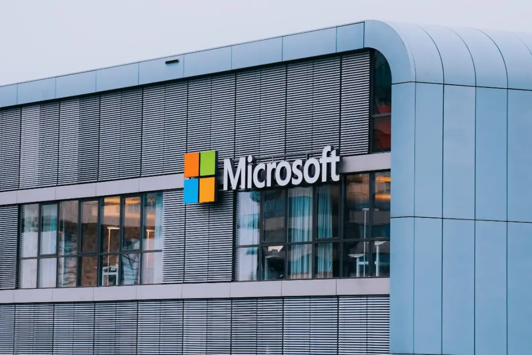 Microsoft vai investir mais de 10 bilhões de dólares no Golfo até 2030. A ampliação desses gastos, mesmo com riscos geo…