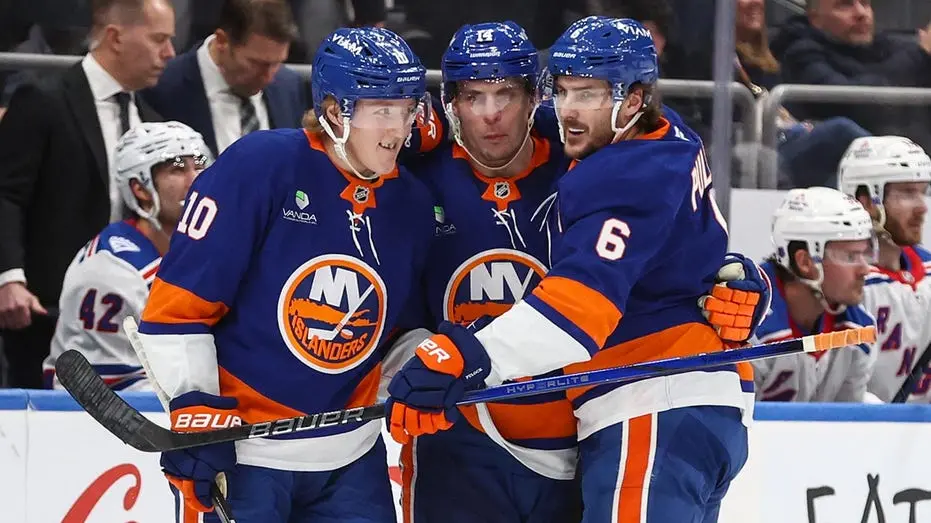 New York Islanders colocou Nerds Gummy Clusters no sanduíche de queijo para venda, uma mistura bem estranha. Eu curto q…