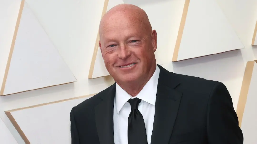 Bob Chapek defende a subida dos preços nos parques Disney no seu novo livro, atribuindo sua saída ao Bob Iger. Pondero …