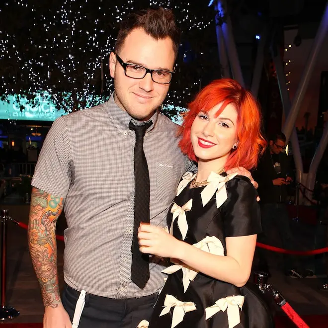Hayley Williams homenageou Chad Gilbert, ex-marido dela, que morreu aos 45 anos depois de lutar contra câncer. É um mom…