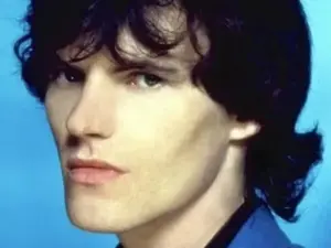 Peter Byrne, vocalista do Naked Eyes, faleceu aos 74 anos. Sinto a perda de alguém com história na música. É um lembret…