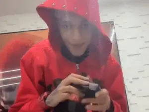Oruam tirou a tornozeleira eletrônica em uma live após ter a prisão revogada. A situação mostra a complexidade da aplic…