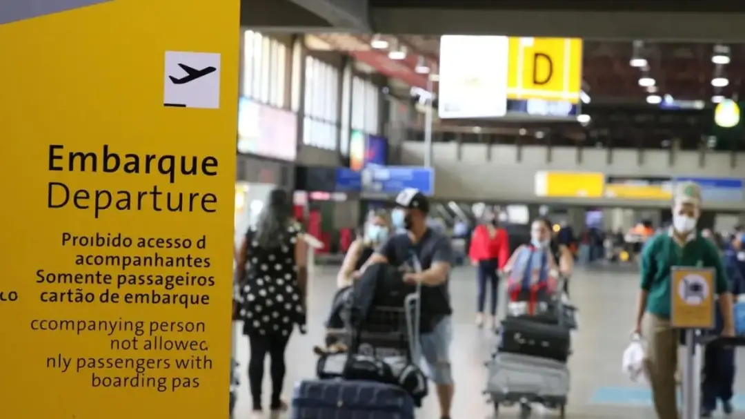 Anac define que assistência em voo atrasado não garante indenização automática. Oferecer comida ou hotel não significa …