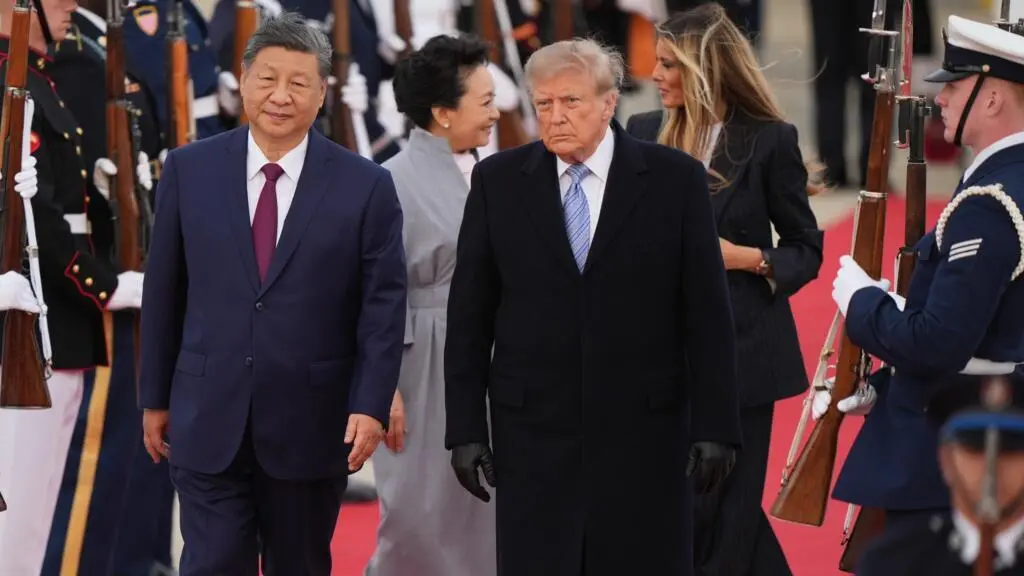 Trump recebeu Xi Jinping em um campo de aviação militar fora de Washington. A visita foca em comércio e inteligência ar…