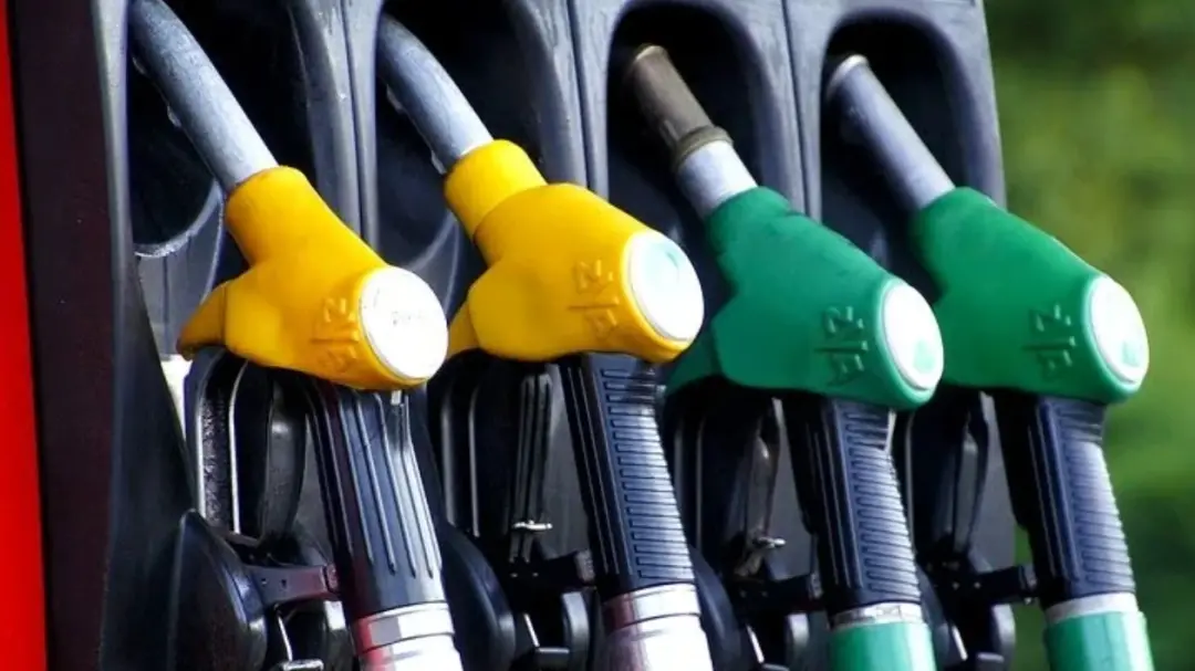 Trump avalia parar exportação de diesel dos EUA por 90 dias. Essa jogada visa aumentar a oferta interna e segurar os pr…