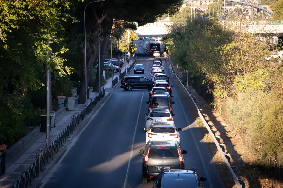 Em Rejas, bairro de Madrid, quase 20 mil moradores lutam contra o tempo para sair, presos entre grandes avenidas e depe…