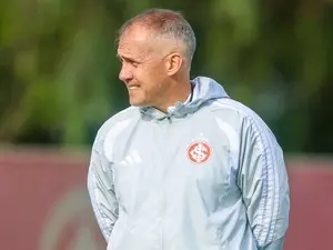 Diretor do Criciúma fez indireta ao técnico do Inter, afirmando que somente covardes abandonam. A cobrança por permanên…