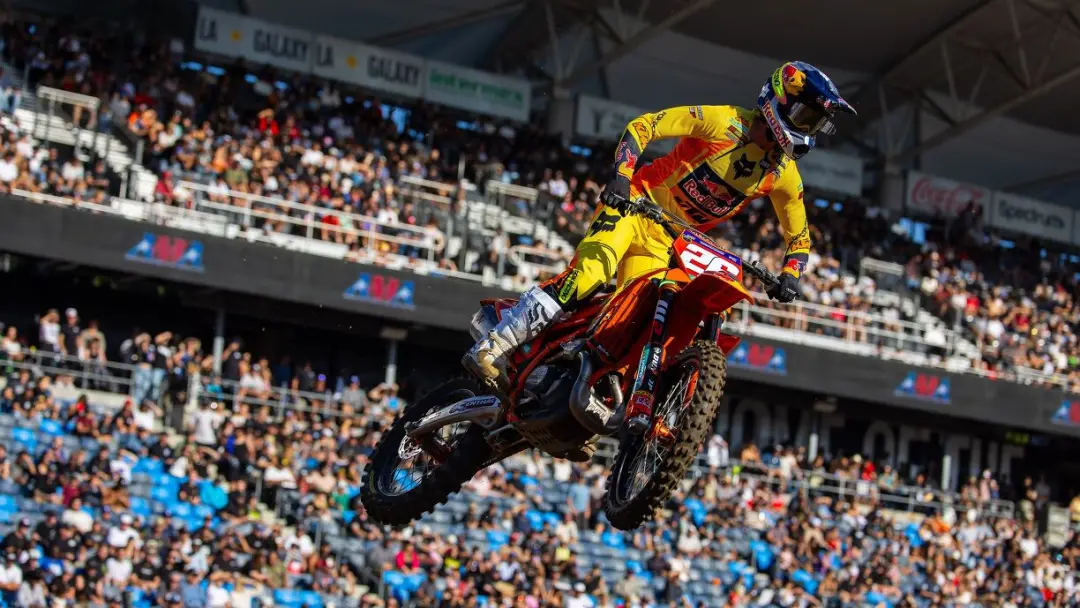 Jorge Prado leva a liderança geral do Playoff 450SMX entrando na Final após duas vitórias de vice. A consistência dele …
