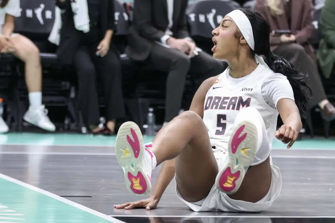 Angel Reese homenageou Teresa Weatherspoon vestindo uma camiseta com a lenda na pré-jogo do confronto entre Atlanta Dre…