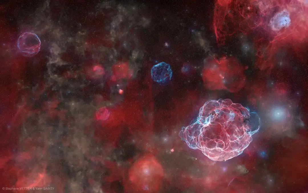 Constelação de Auriga, Morro de Oukaïmeden, Morroco. Cinco restos de supernovas antigas aparecem na foto, com gases em …