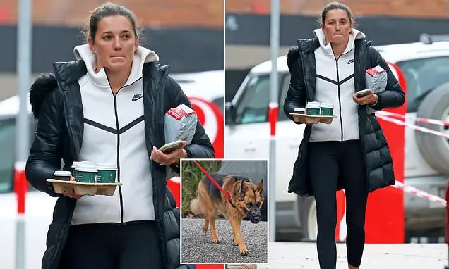 Jasmine Stefanovic saiu para um cafezinho em Sydney na quarta e apareceu com o cachorro Chance the Yapper. É bom ver as…