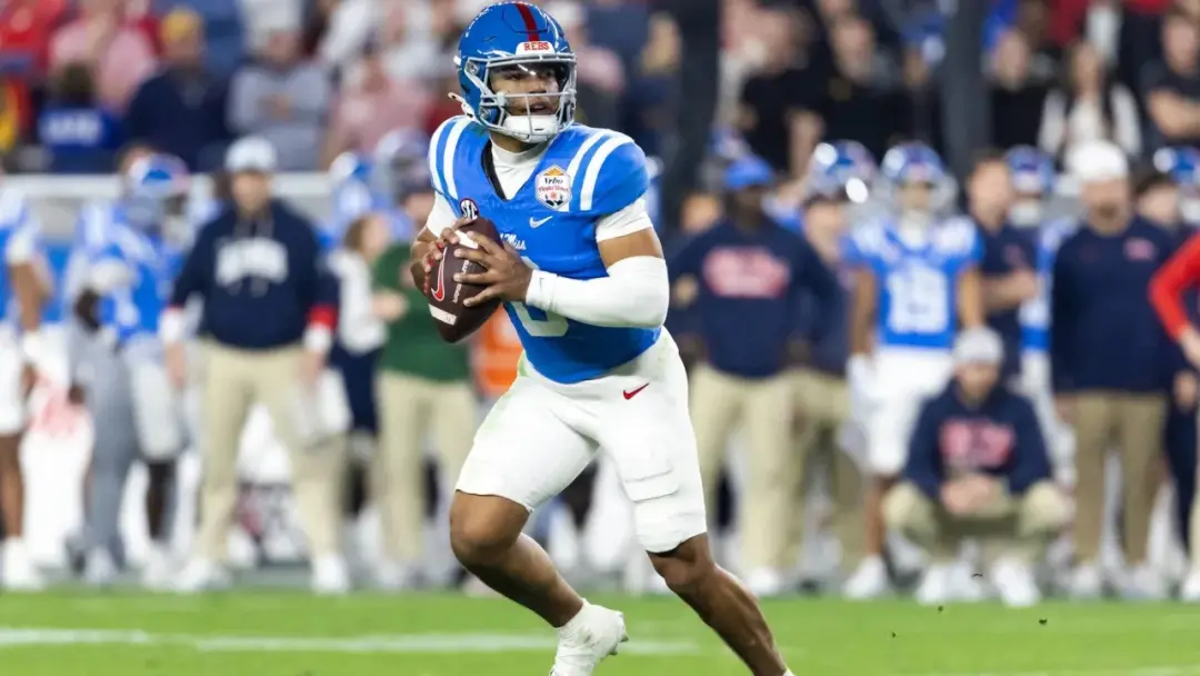 Trinidad Chambliss, favorito Heisman da Ole Miss, está subindo para as primeiras posições no draft da NFL, depois de co…