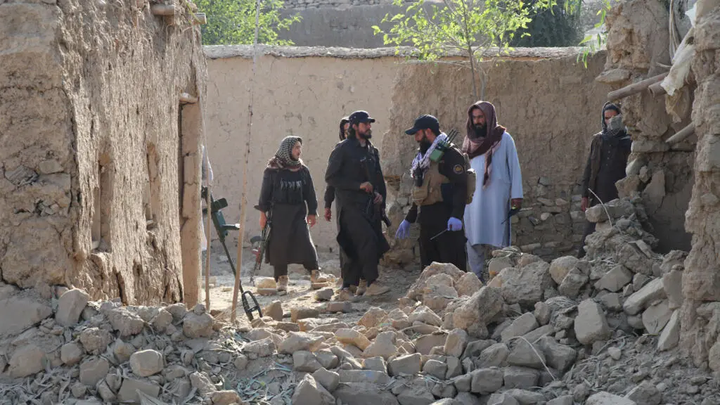 Pakistan lançou ataques aéreos em dez locais no Afeganistão, alegando retaliação por ataque de drone do Talibã. O porta…