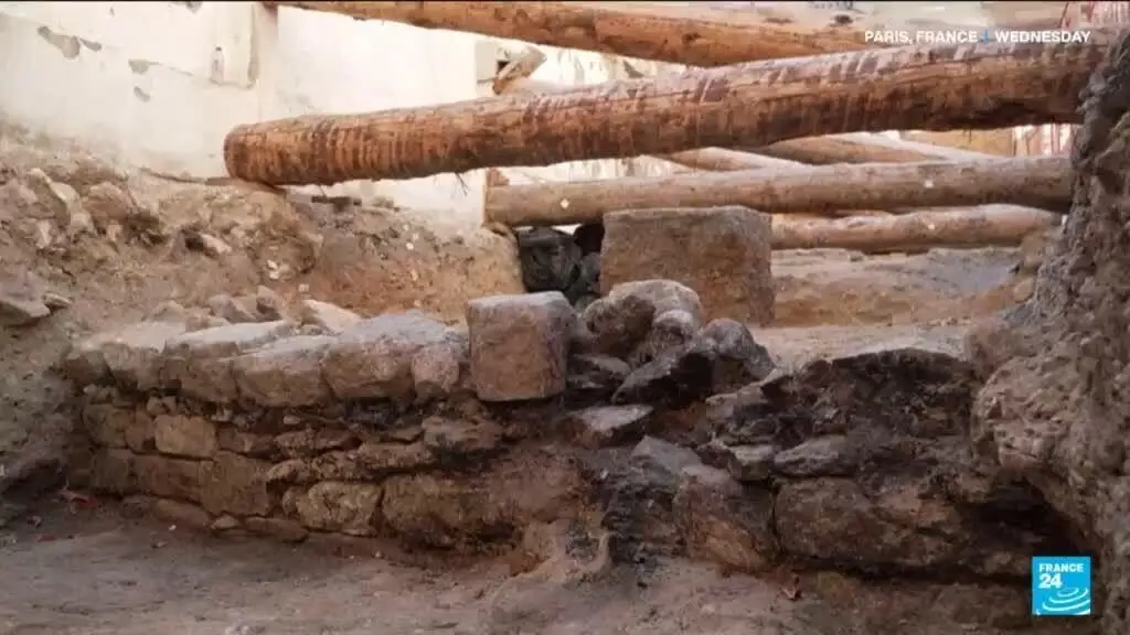 Um muro antigo de cerca de 20 metros, da época gallo-romana, foi achado no centro de Paris, perto da Notre Dame. É um a…