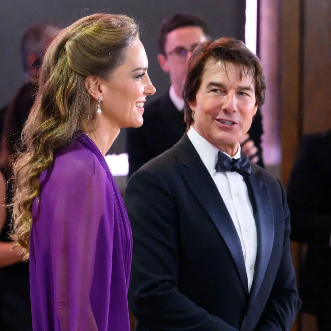 Kate Middleton com um gesto sutil para Tom Cruise no premiere do Digger, numa noite de terça. É interessante ver a graç…