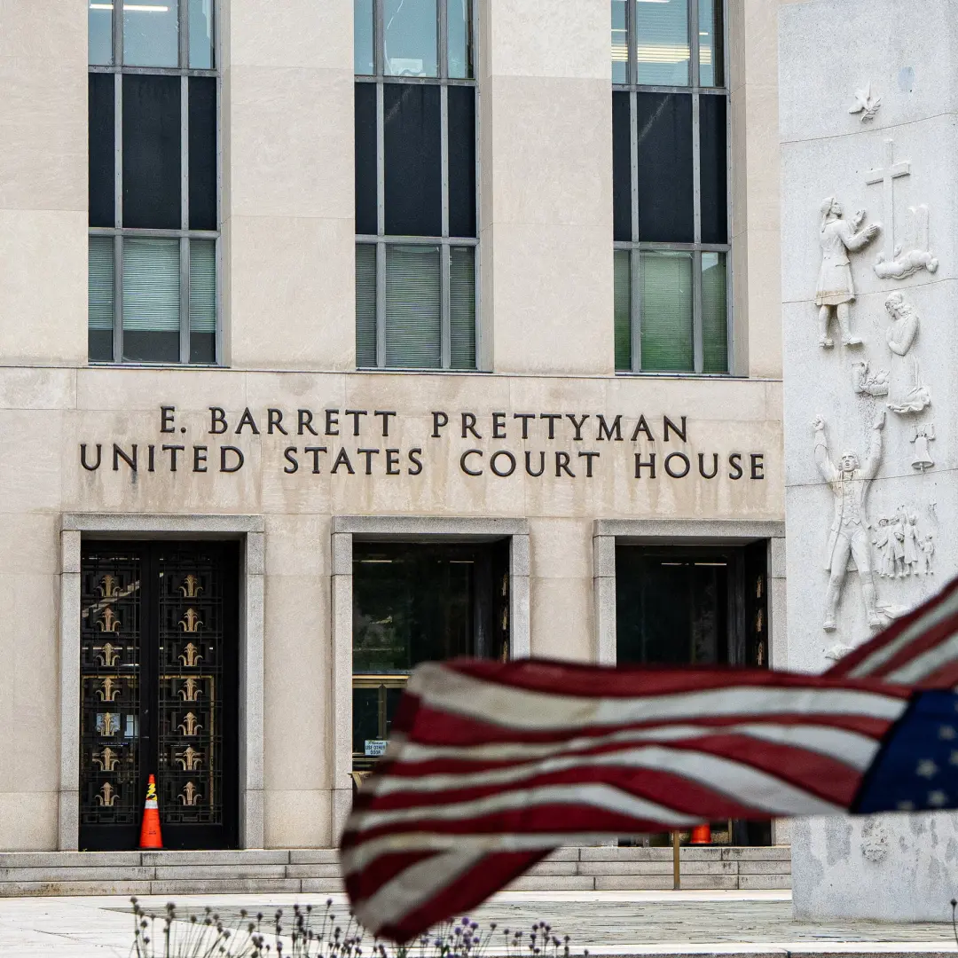 Judicial bloqueia proibição de jornalistas de Trump, enquanto a IA eleva custos de saúde e o represamento de rios dos E…