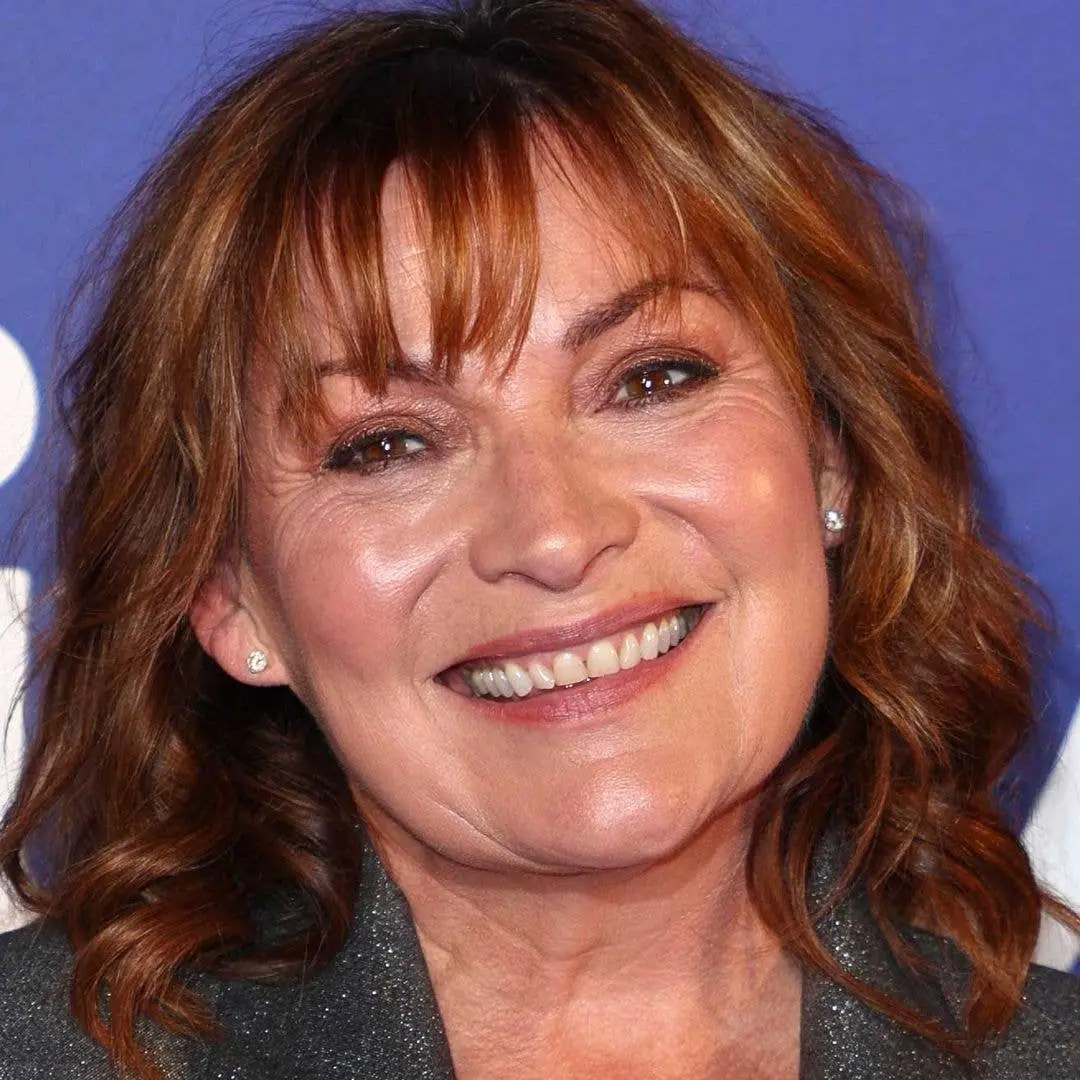 Lorraine Kelly usou um vestido com estampa de marrom que virou um dos itens mais pedidos da alta costura para o outono.…