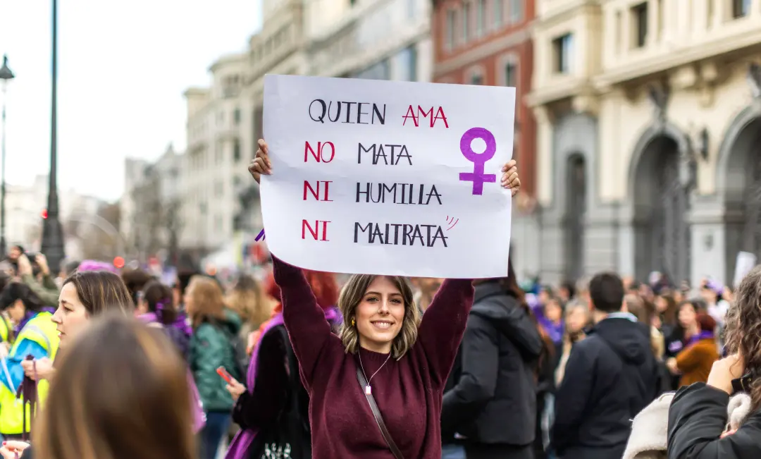 23.668 delitos sexuais registrados em Espanha no último ano, sendo 85% contra mulheres. Quase metade desses casos acont…