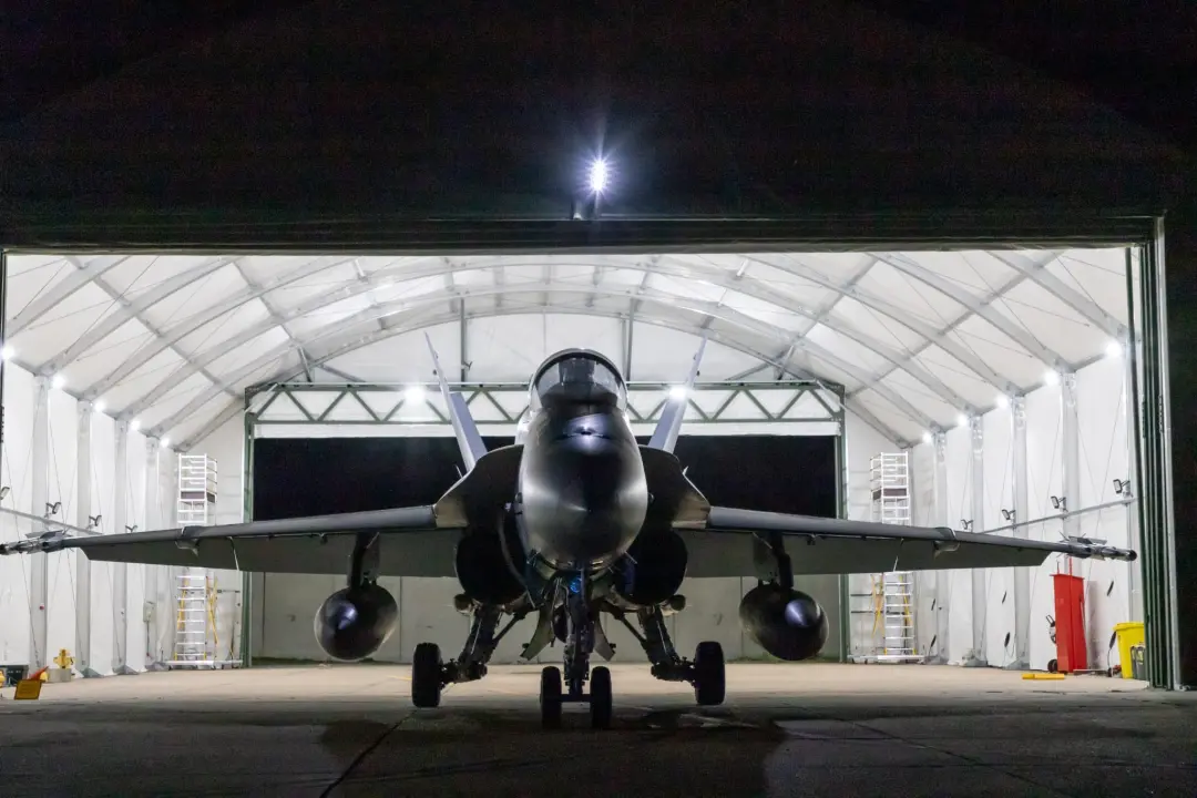 Dois jatos F-18 españoles saíram da base militar em Rumania para confrontar drones russos. Essa movimentação ilustra a …