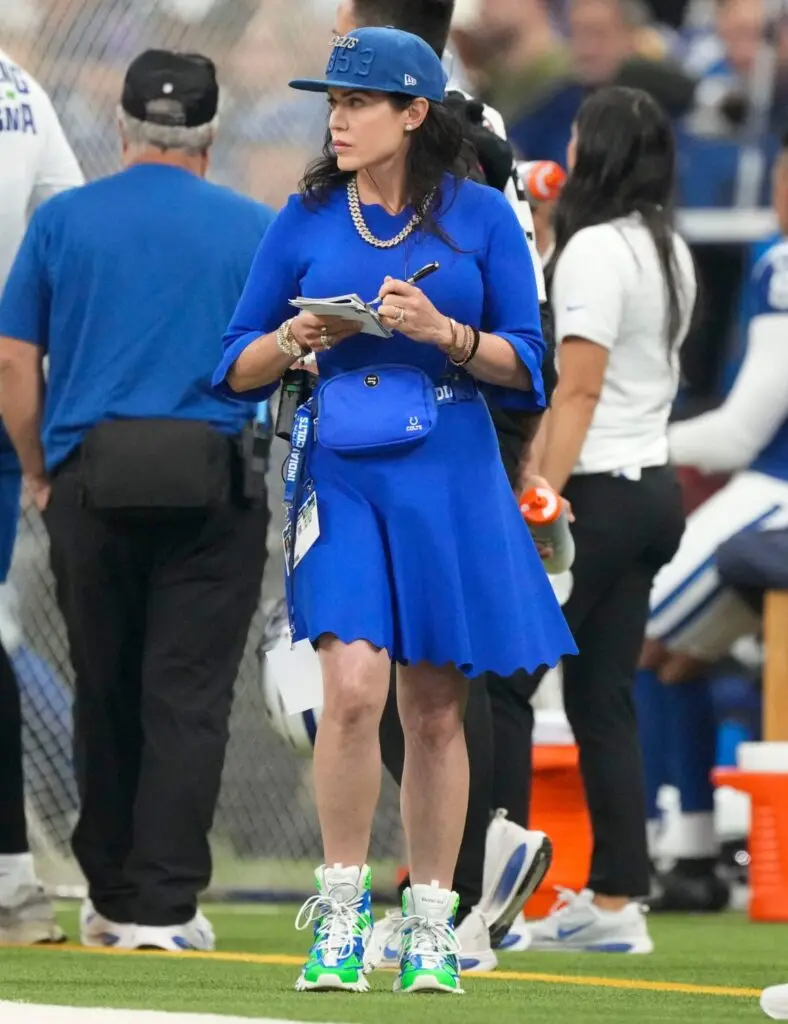Carlie Irsay-Gordon, dona dos Colts, anda na lateral do campo em jogos, observando detalhes da operação. Ela diz que ap…