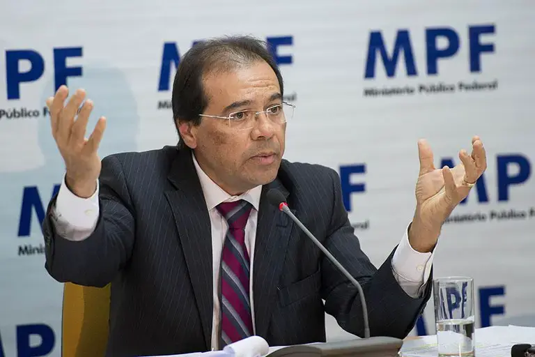Nicolao Dino conduz a sessão do CSMPF que avalia investigação contra Paulo Gonet sobre o Caso Master. O colegiado anali…