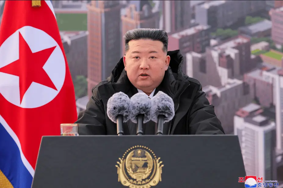 Coreia do Norte testou lançador de foguetes guiados de 240 mm, mostrando precisão em alcances de até 115 km. Esse refor…