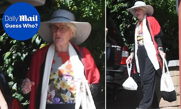 Los Angeles teve um avistamento raro de uma atriz de 83 anos que já trabalhou com Clint Eastwood. Ela apareceu bem dife…
