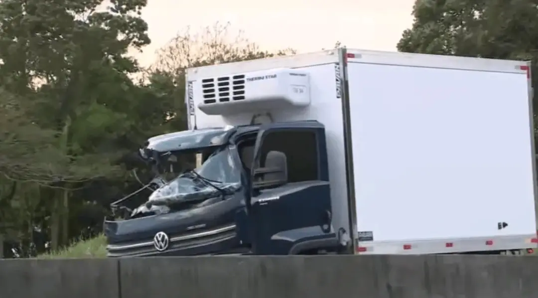 Colisão entre caminhões na BR-101 em Palhoça matou um homem de 35 anos. O acidente aconteceu de madrugada, com a frente…