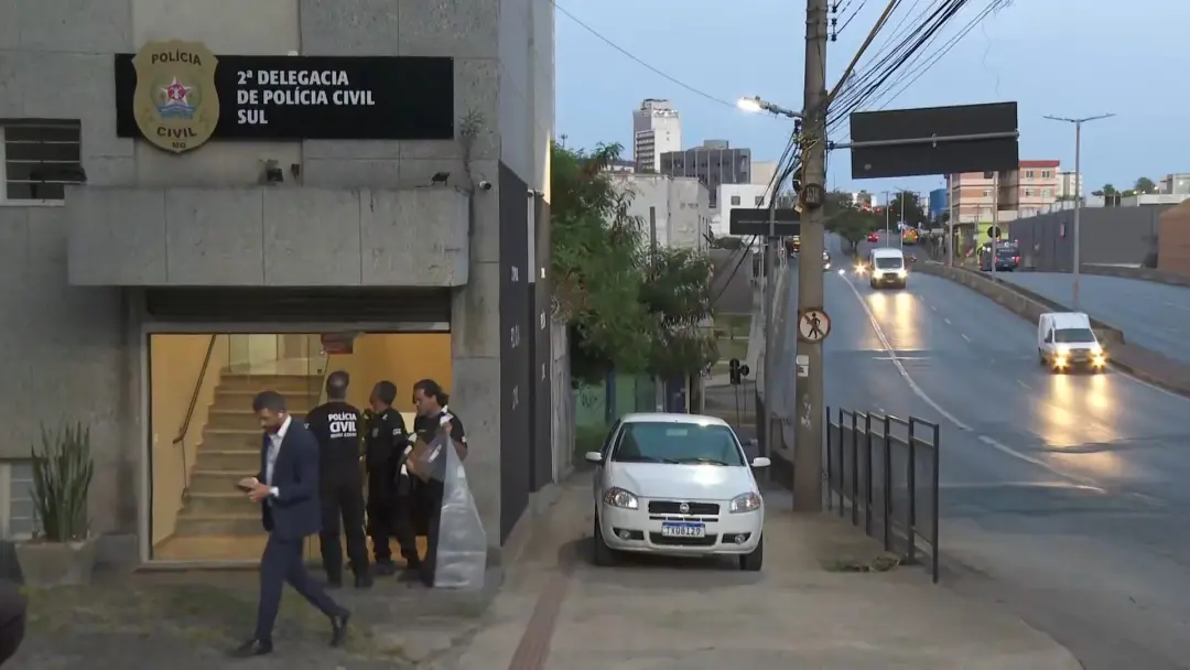 Betim, na Grande BH, teve operação do Deoesp contra grupo ligado ao Comando Vermelho, com prisões de um homem e duas mu…