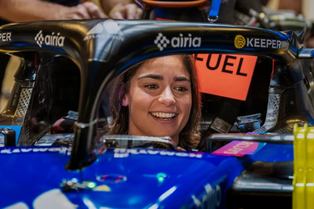 Jamie Chadwick rodou 32 voltas no Williams em Portimao com o FW47 ano passado. Isso a coloca como a segunda mulher a pi…