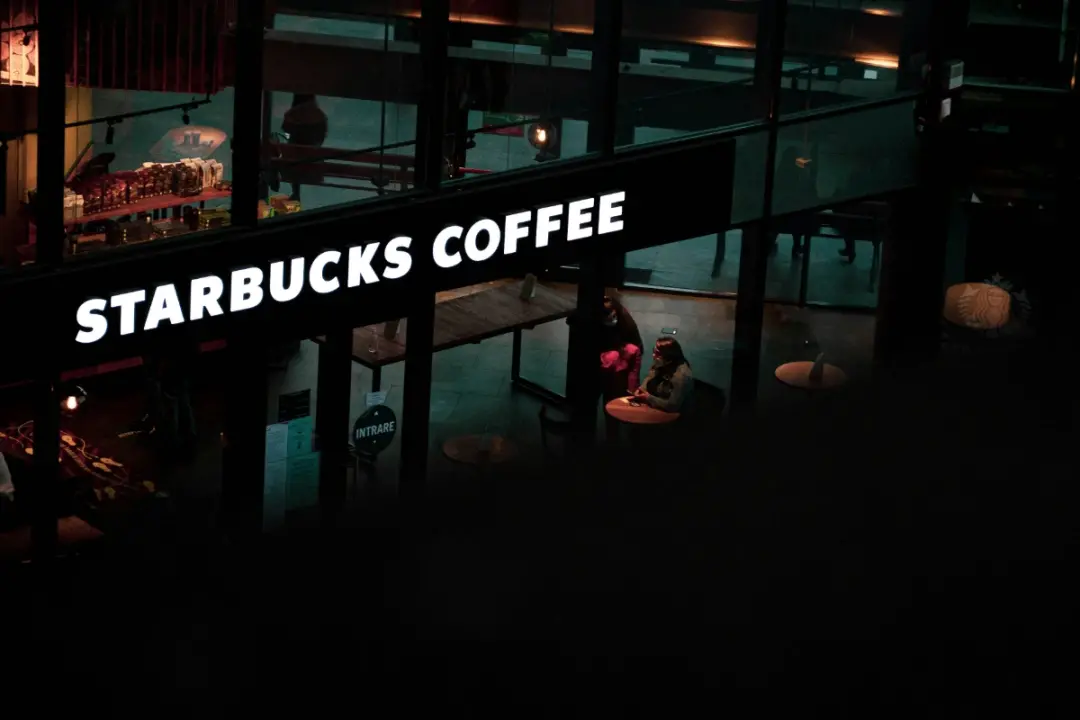 Cerca de 250 lojas da Starbucks vão fechar nos Estados Unidos na rodada de recuperação. Esse corte visa padronizar a ex…