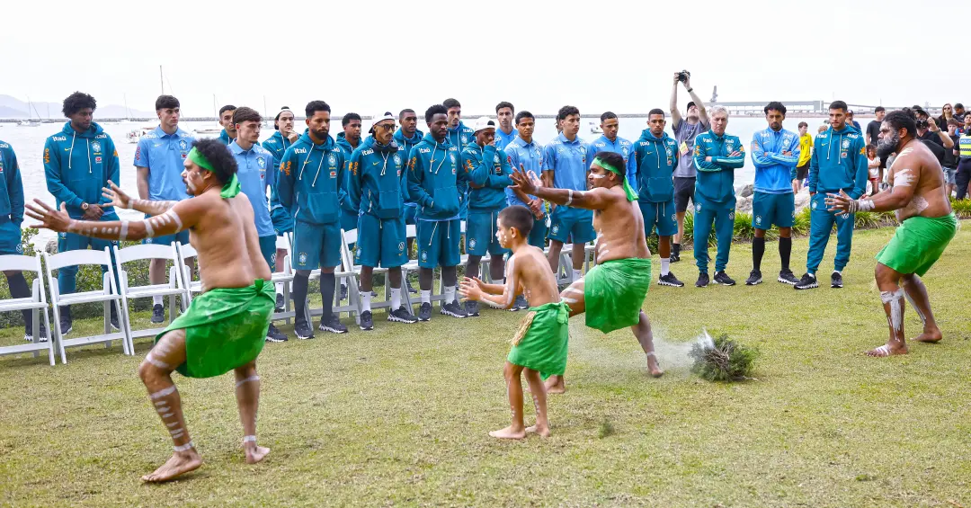 Townsville recebeu a Seleção Brasileira com um ritual aborígene do grupo Wulgurukaba Walkabouts. A recepção trouxe um c…