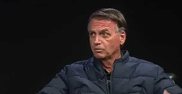 Defesa de Bolsonaro pede suspensão da execução da pena de 27 anos e 3 meses no STF. A tese é que o julgamento deveria t…