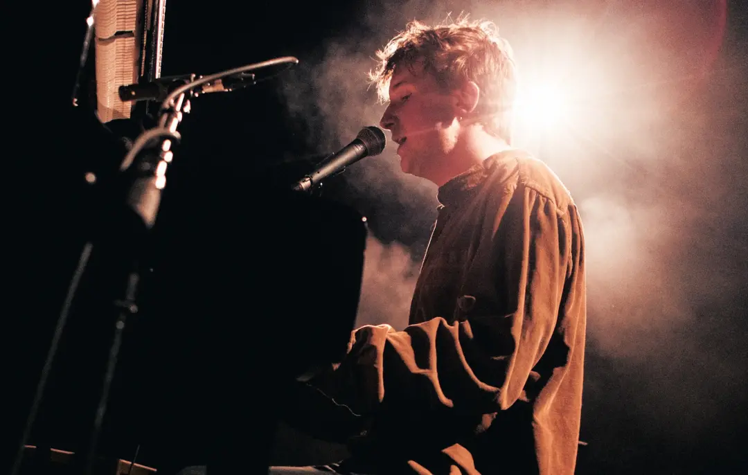 Dove Ellis lança o álbum Live At Alexandra Palace Theatre, beneficente à War Child, com 15 faixas e cinco músicas inédi…