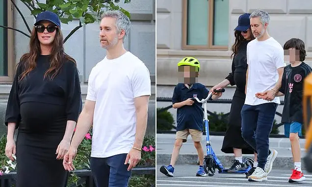 Anne Hathaway, com 43 anos e grávida, foi vista andando em Nova York Cidade com o marido Adam Shulman e os dois filhos.…