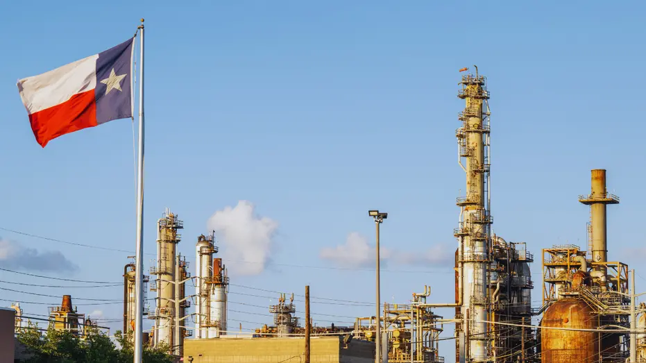 A produção industrial dos Estados Unidos caiu de 25% em 1997 para 15% hoje. Essa lentidão de construir, impulsionada po…