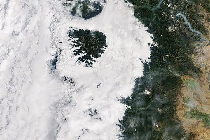 Krasheninnikov, vulcão na Kamchatka, começou a entrar em erupção em dezembro, mostrando o fluxo de lava em time-lapse c…
