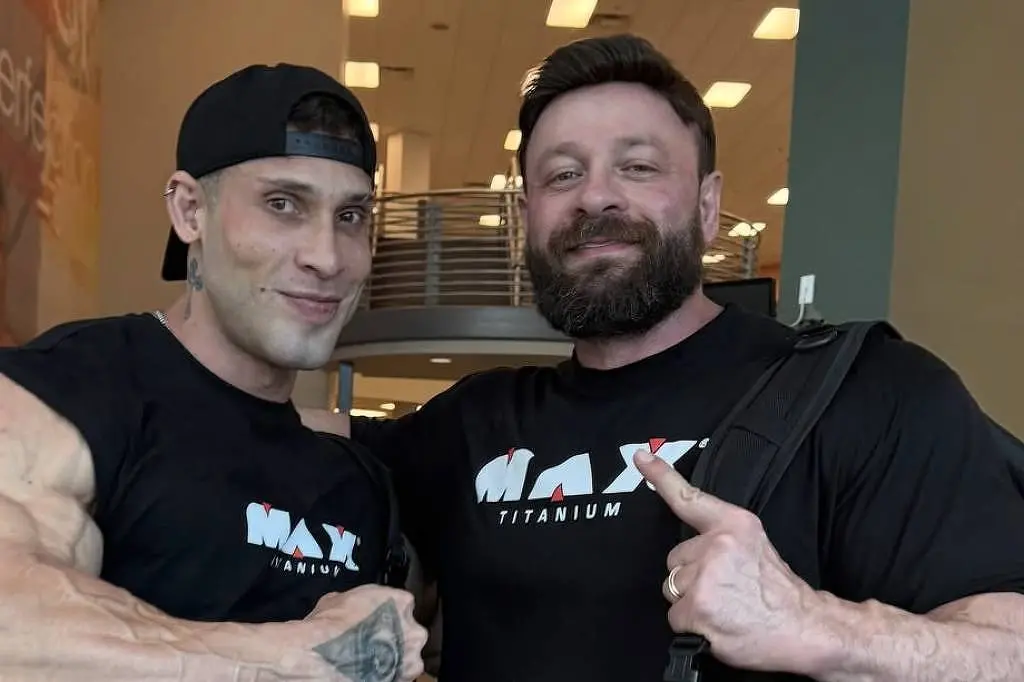 Fabrício Pacholok prepara sete fisiculturistas para o Mister Olympia 2026 em Las Vegas, Nevada. Ver alguém guiando tant…