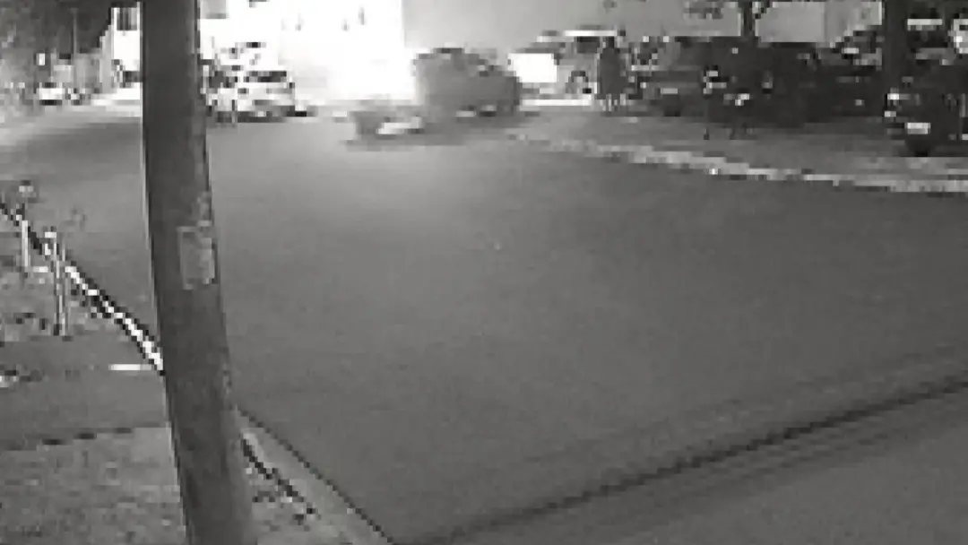 Ribeirão Preto, Zona Norte, um ladrão abandonou um carro no meio da rua após ser surpreendido por um adolescente. A fug…