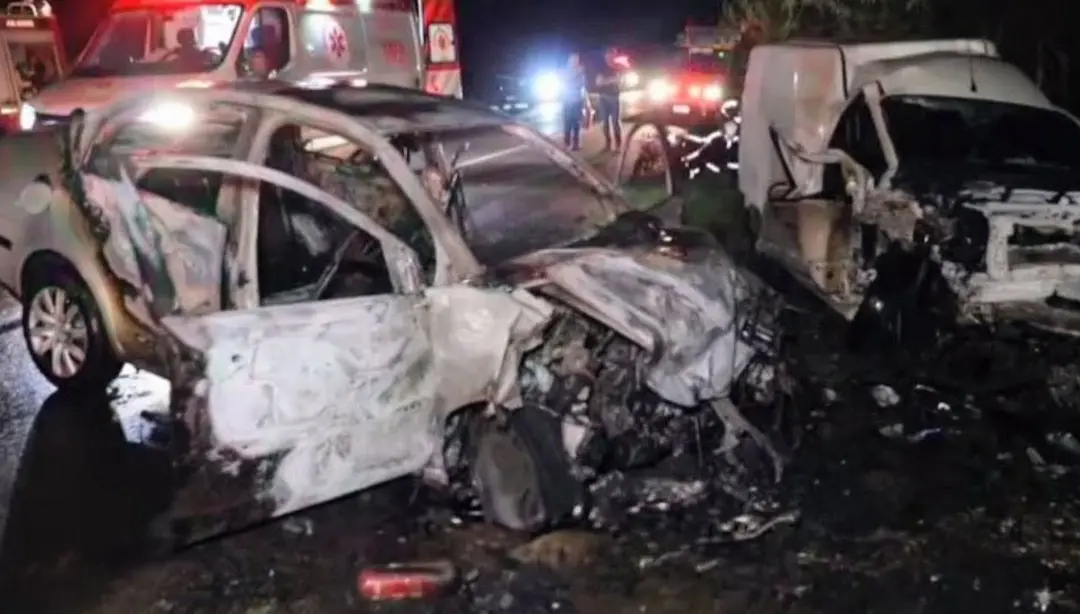 Tabatinga registrou três mortes e duas crianças feridas gravemente numa batida frontal entre carro e furgão. O furgão t…
