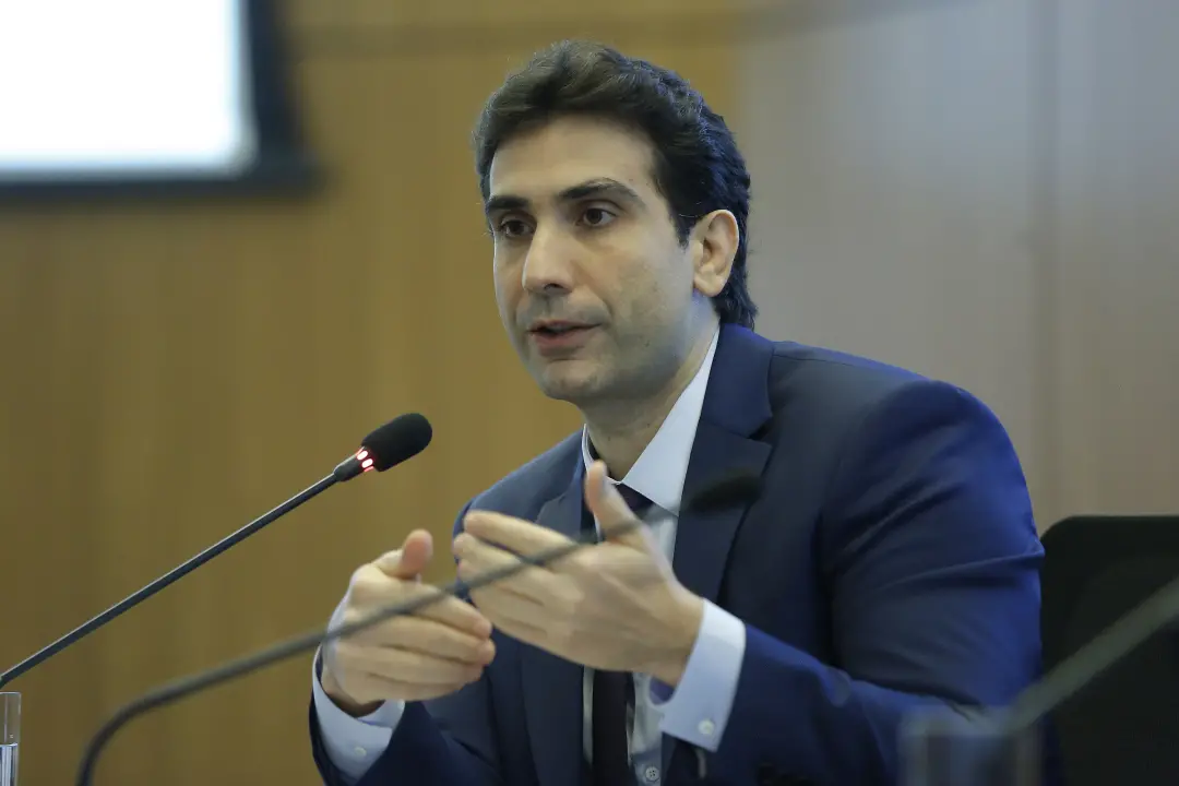Galípolo falou que o Banco Central tá preocupado com crédito agressivo, onde a galera foca só na parcela e não no custo…