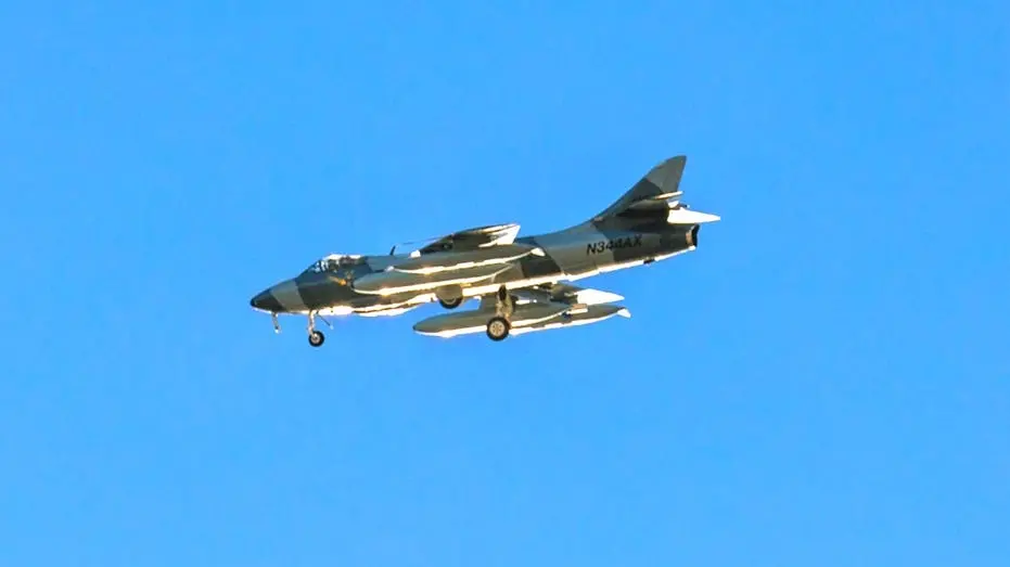 MK-58 Hawker Hunter caiu no Oceano Pacífico perto da Costa Central da Califórnia depois que o piloto avisou de problema…