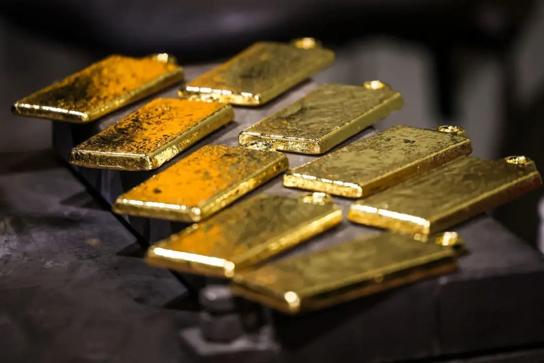 O ouro fechou abaixo dos US$ 4.300 por onça-troy, pressionado pelo avanço dos juros e pela política mais rígida do Fed.…