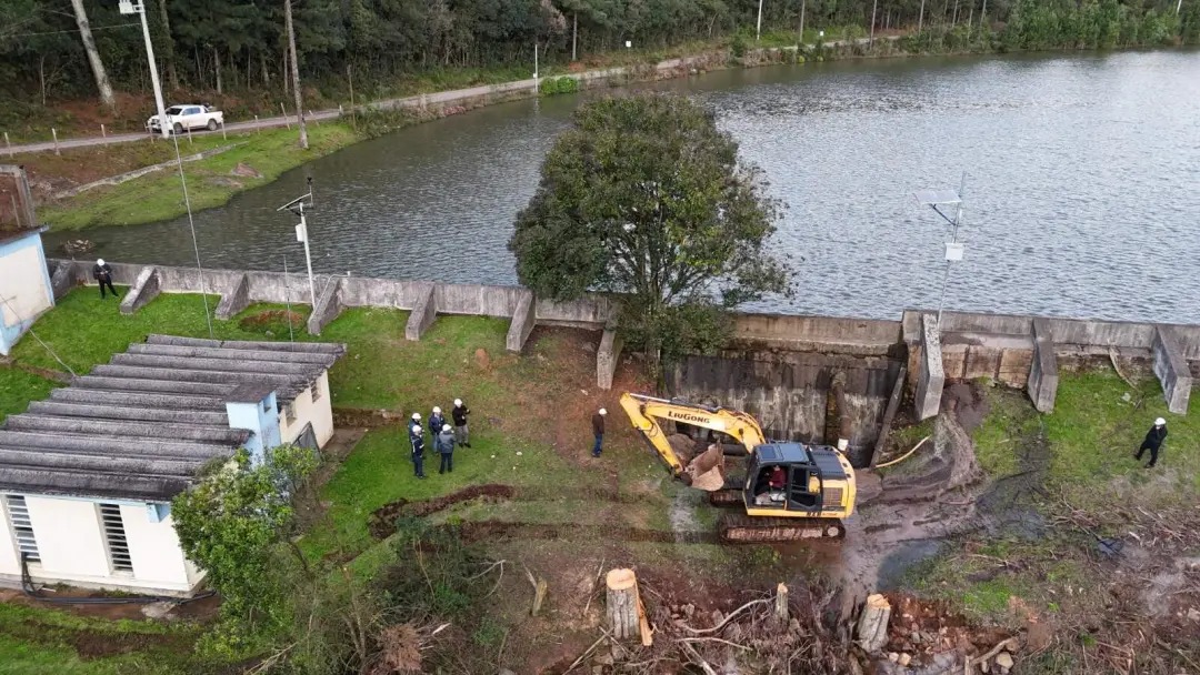 Mergulhadores iniciaram inspeção interna no vertedouro e contraforte da Barragem Arroio São Luiz em São Marcos. Ver o q…