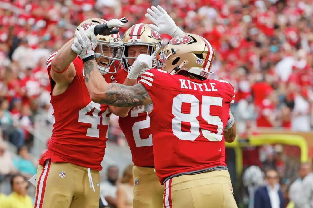 Kyle Juszczyk, jogador dos 49ers, levou uma multa de 14.926 dólares da NFL por uma celebração que imitou beber cerveja …