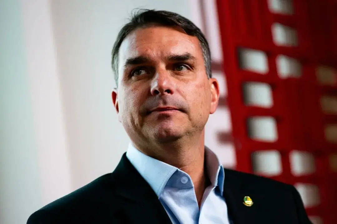 Flávio Bolsonaro tentou contato com Daniel Vorcaro, dono do Banco Master, nos quatro dias antes da prisão do banqueiro.…