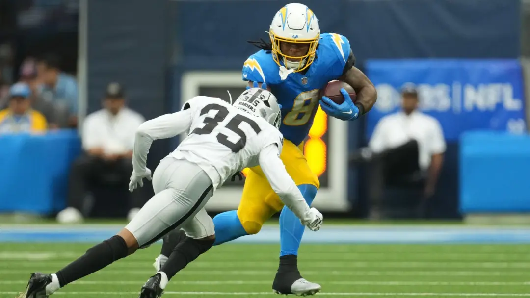 Hezekiah Masses, calouro da rodada cinco, teve oportunidade com os Las Vegas Raiders e fez duas intercepções contra o M…