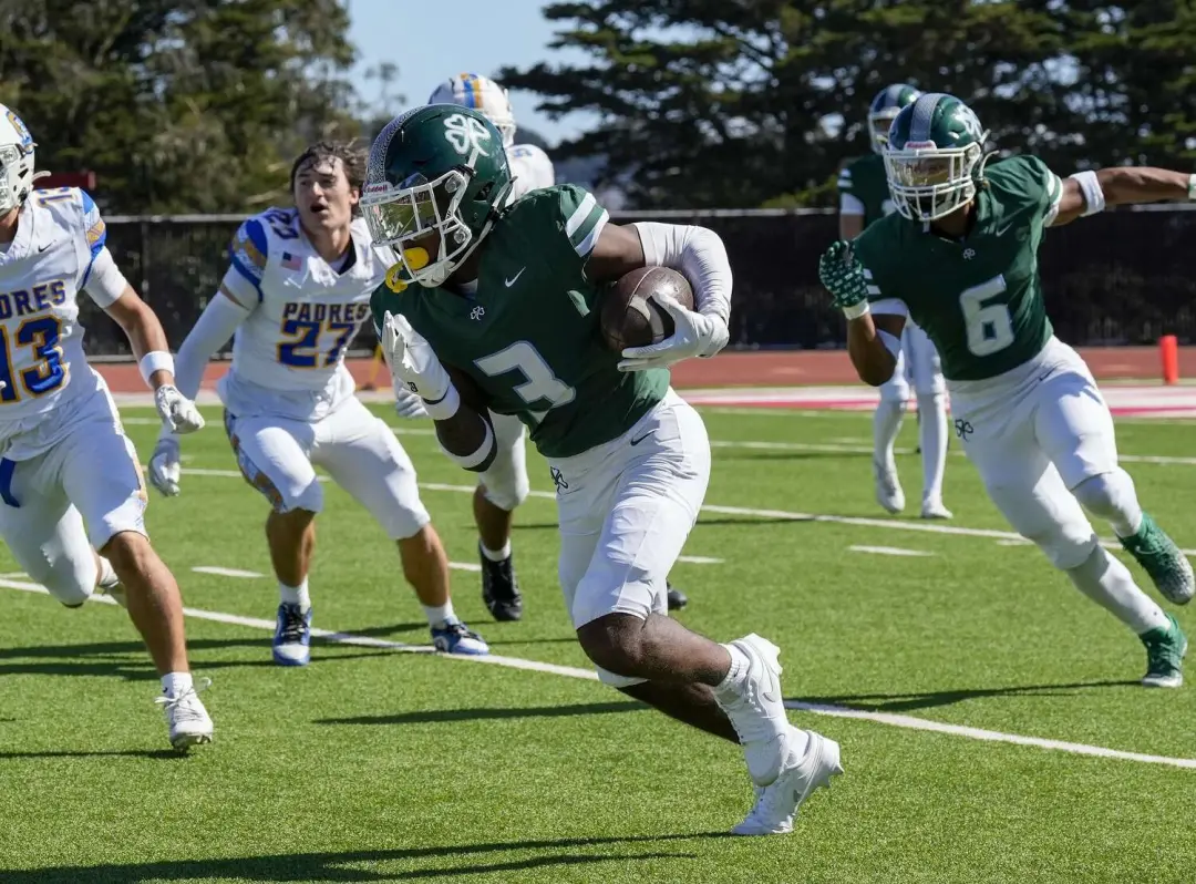 Kezar Stadium recebe o primeiro jogo do West Catholic Athletic League entre Sacred Heart Cathedral e St. Ignatius. Um j…
